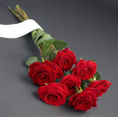 9_sorg_roser_rode_barebukett